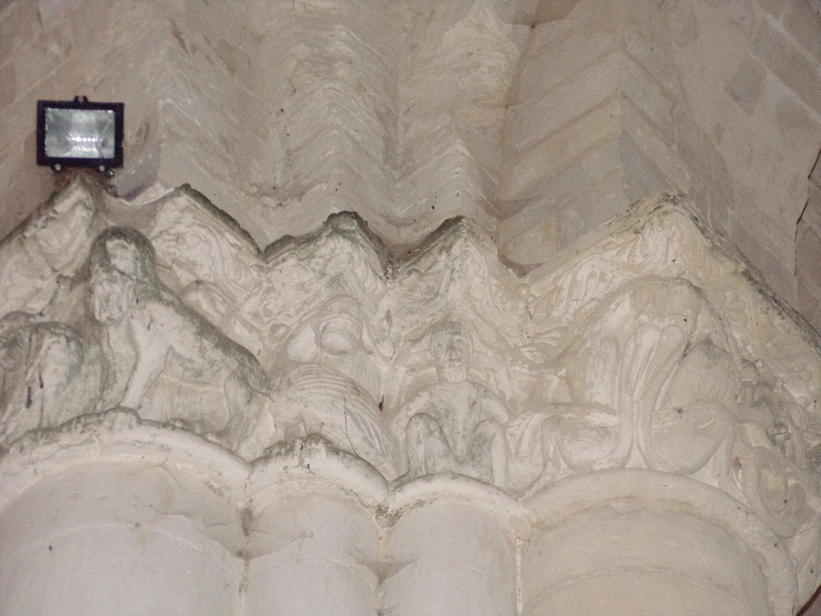 Matha - L'église Saint-Pierre de Marestay - Un modillon (13 août 2018)