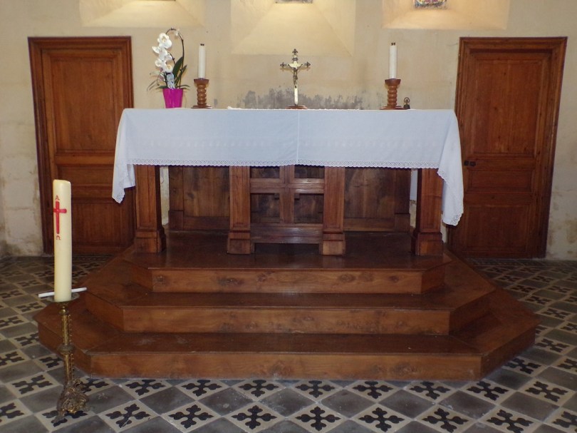 Mesnac - L'église Saint-Pierre - L'autel (16 septembre 2018)