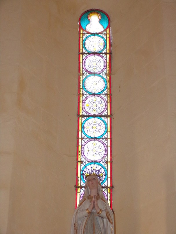 Mesnac - L'église Saint-Pierre - Le vitrail 'Notre Dame de Lourdes' (16 septembre 2018)