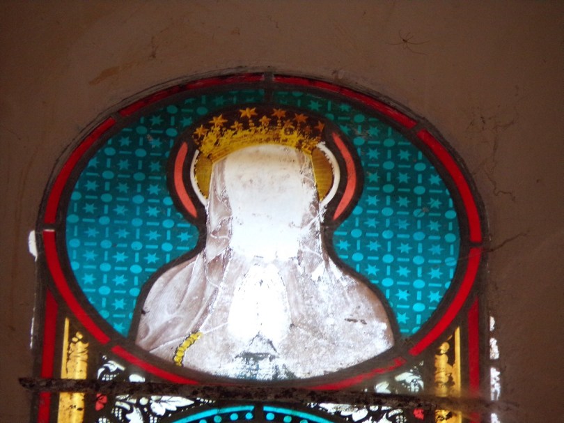 Mesnac - L'église Saint-Pierre - Le vitrail 'Notre Dame de Lourdes' (16 septembre 2018)