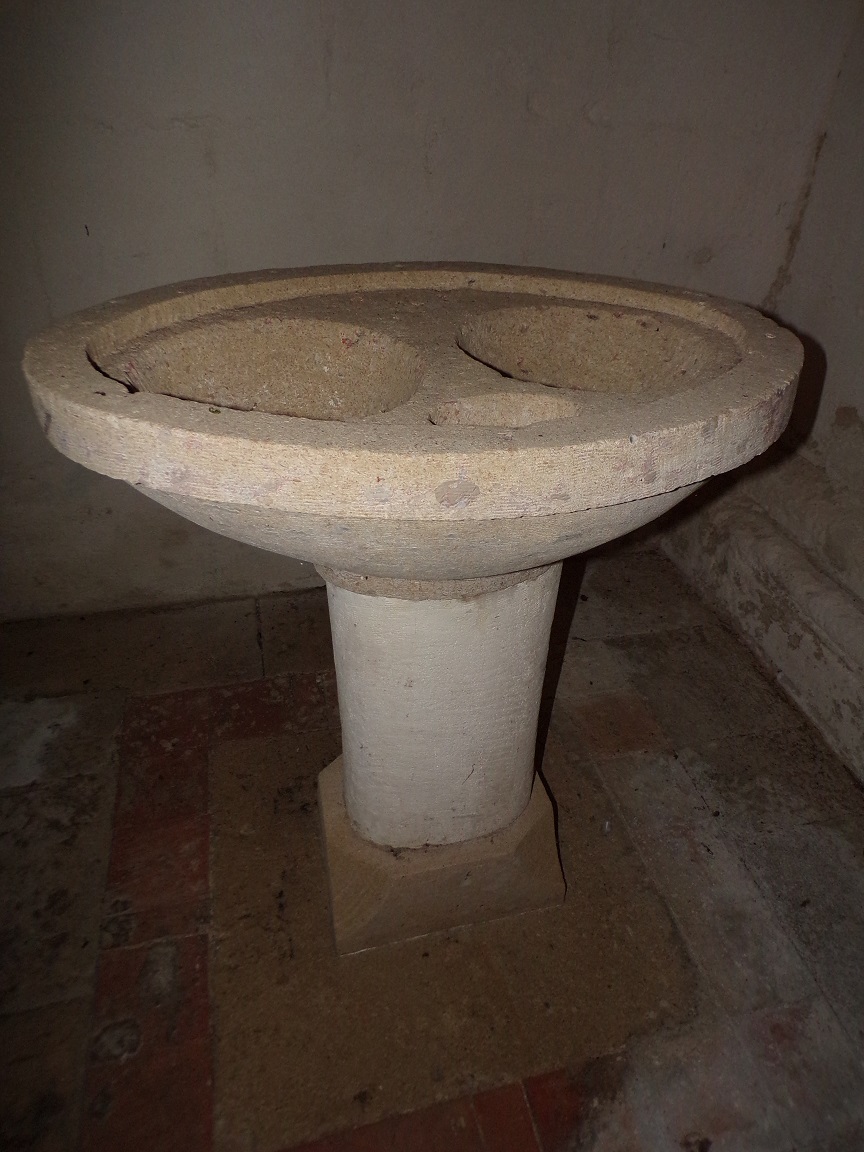 Neuvicq-le-Château - L'église Saint-Martin - Fonts baptismaux (16 septembre 2018)