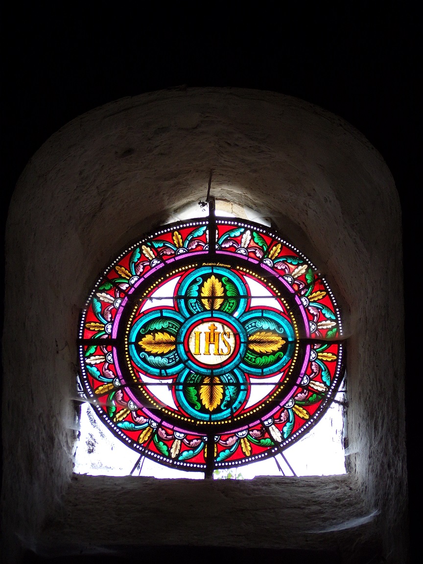 Neuvicq-le-Château - L'église Saint-Martin - Le vitrail 'IHS' (16 septembre 2018)