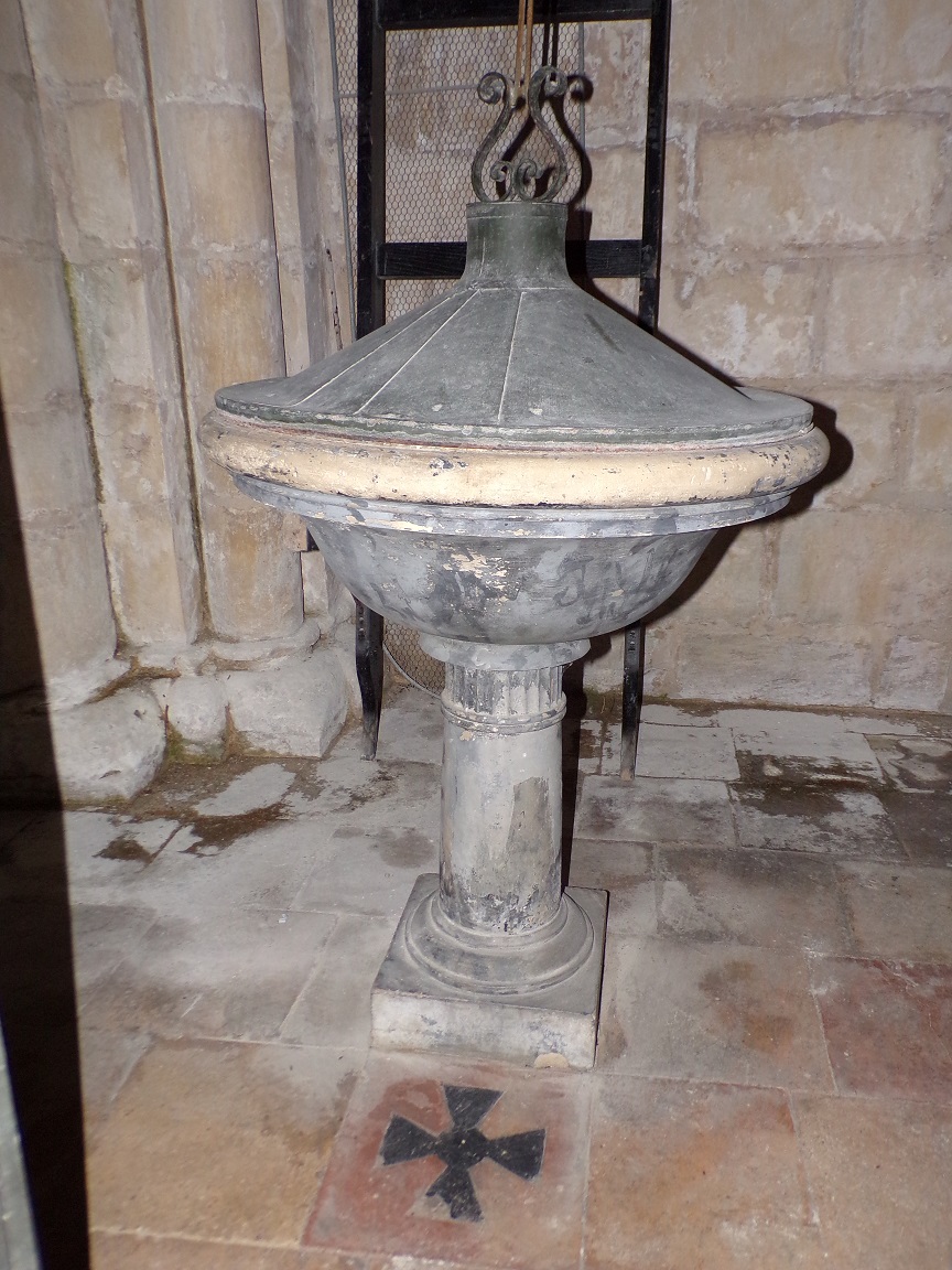 Pérignac - L'église Saint-Pierre - Fonts baptismaux (25 juin 2018)