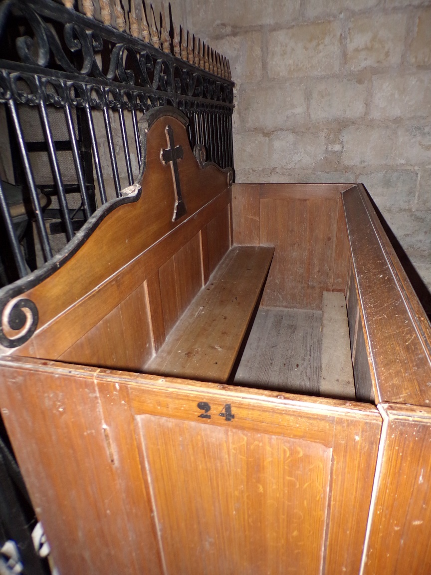 Pérignac - L'église Saint-Pierre - Les bancs (25 juin 2018)