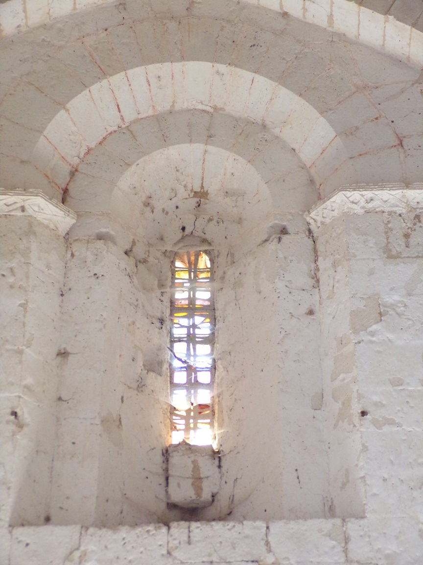 Plaizac - L'église Saint-Hippolyte - Le vitrail à l'entrée (21 août 2018)