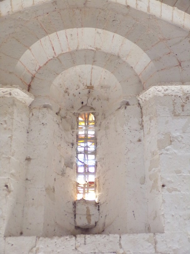 Plaizac - L'église Saint-Hippolyte - Le vitrail à l'entrée (21 août 2018)