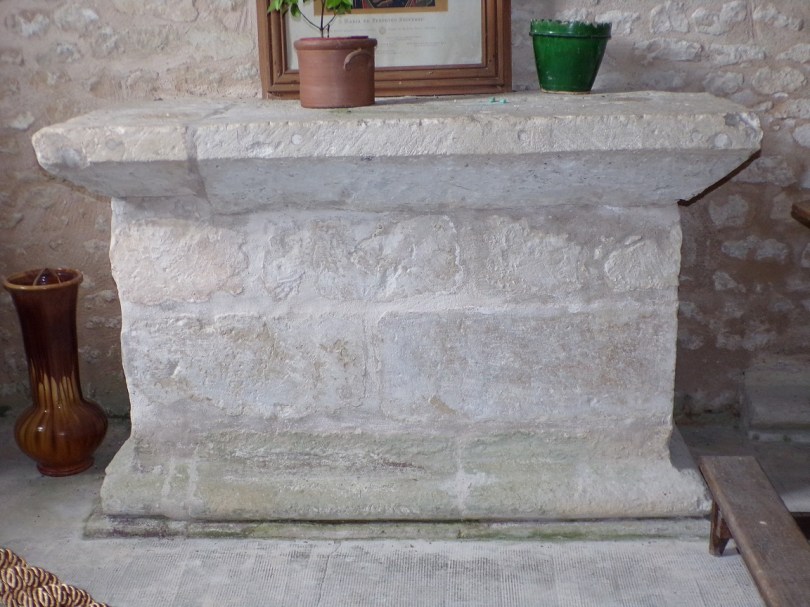 Rouffiac - L'église Saint-Vivien - L'autel d'une chapelle (17 juillet 2018)