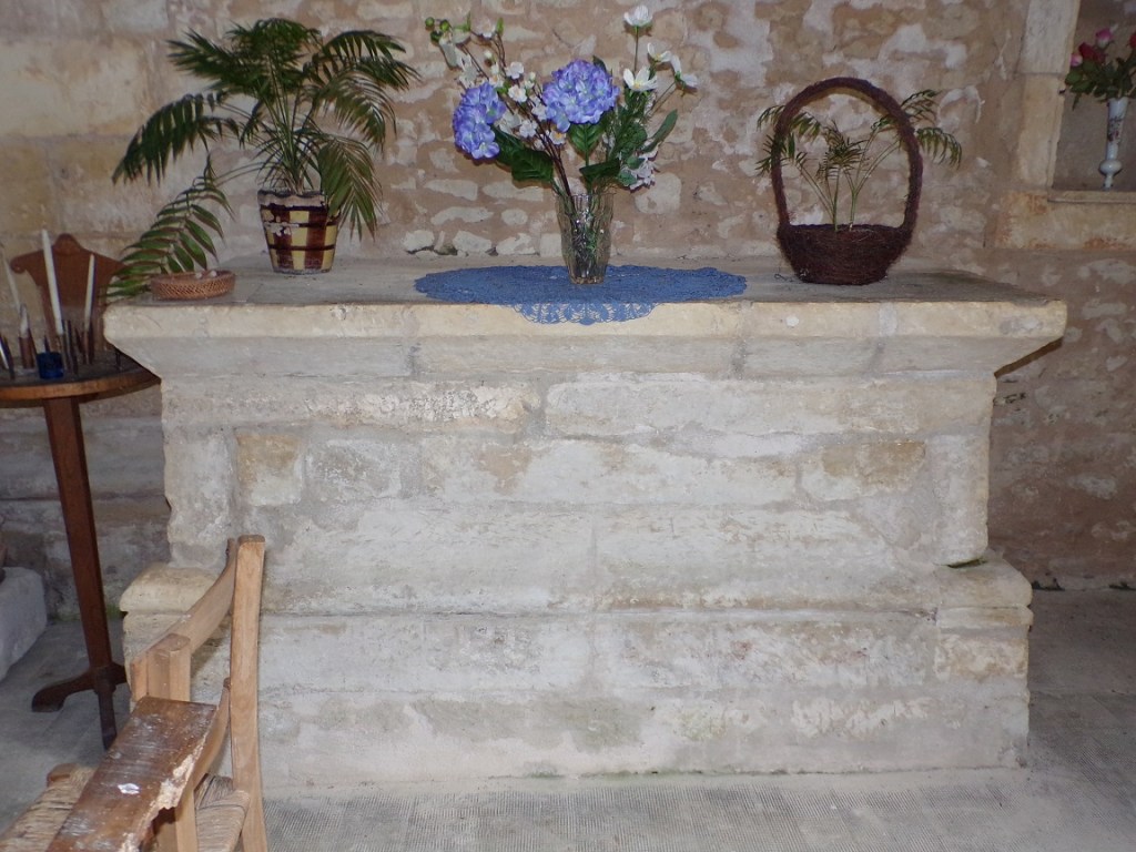 Rouffiac - L'église Saint-Vivien - L'autel d'une chapelle (17 juillet 2018)