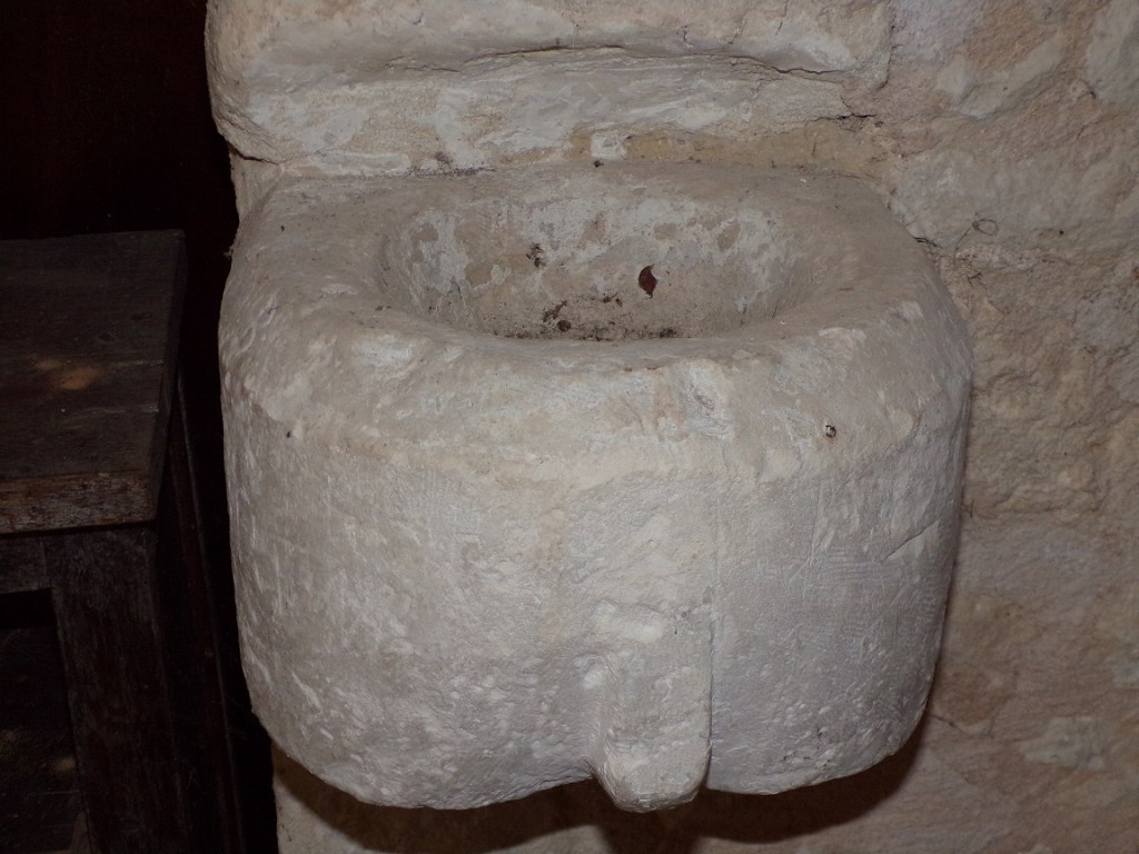Rouffiac - L'église Saint-Vivien - Un bénitier ou fonts baptismaux (17 juillet 2018)