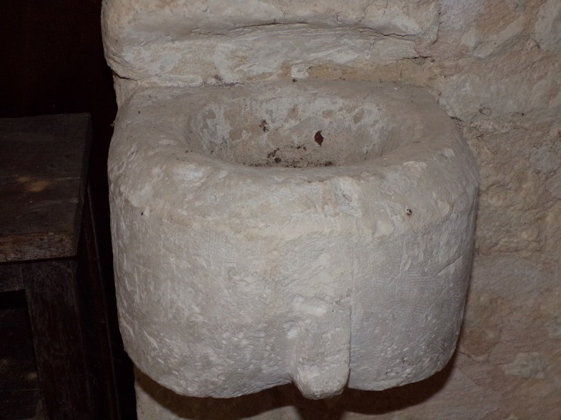 Rouffiac - L'église Saint-Vivien - Un bénitier ou fonts baptismaux (17 juillet 2018)