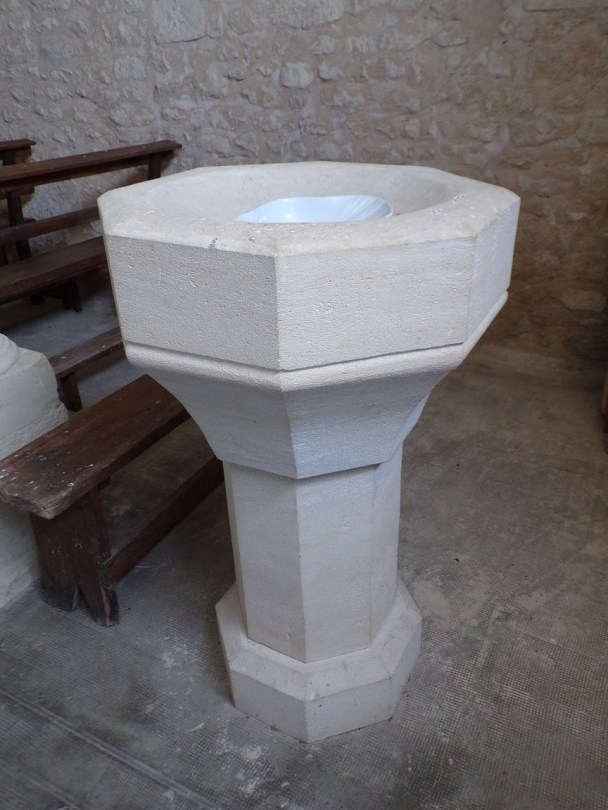 Rouffiac - L'église Saint-Vivien - Le bénitier (17 juillet 2018)