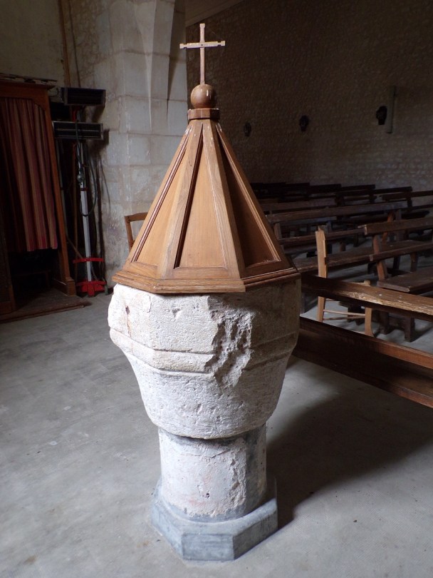 Rouffiac - L'église Saint-Vivien - Fonts baptismaux (17 juillet 2018)