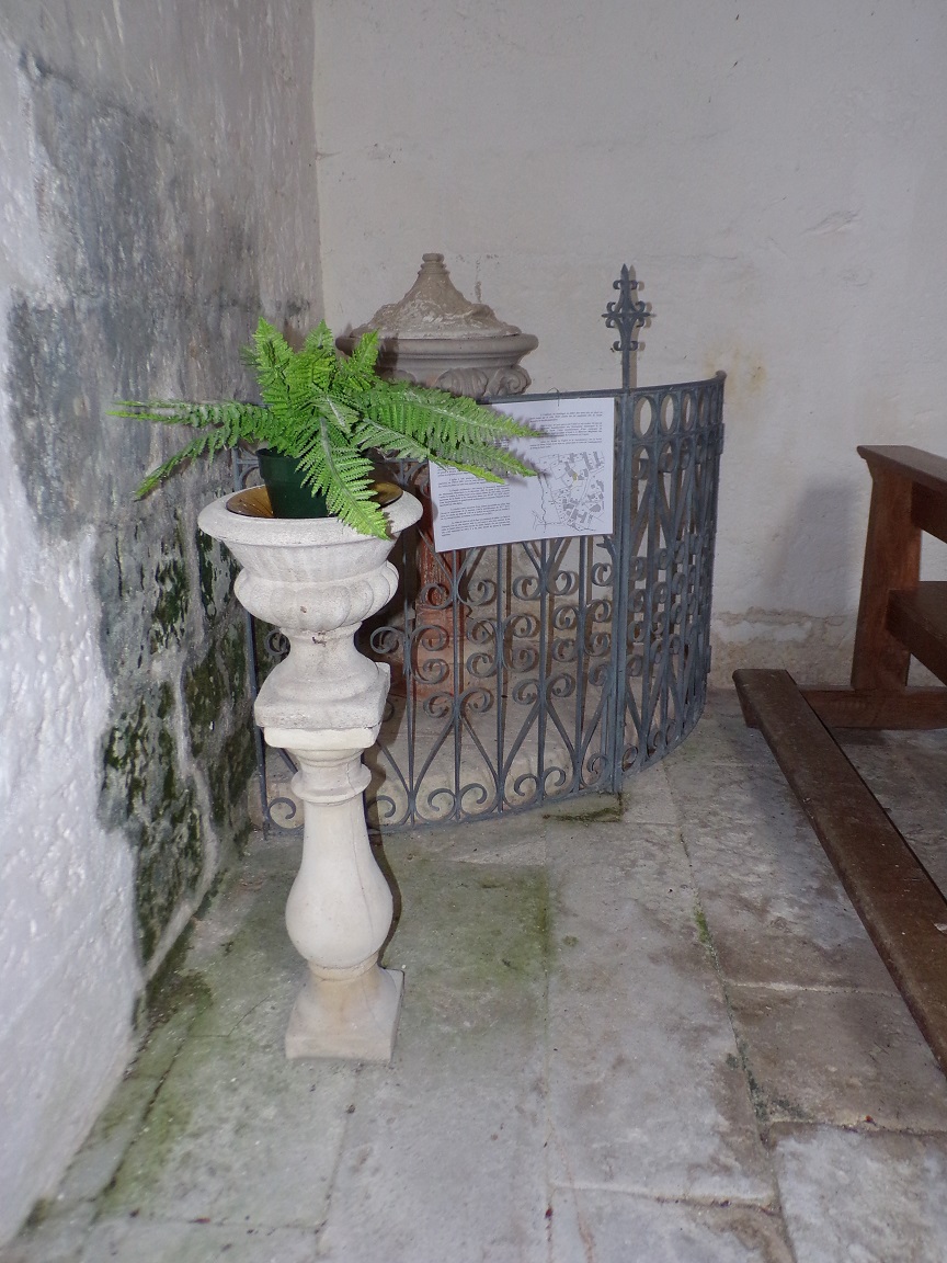 Saint-André - L'église Saint-André - Le bénitier et fonts baptismaux (6 juin 2018)