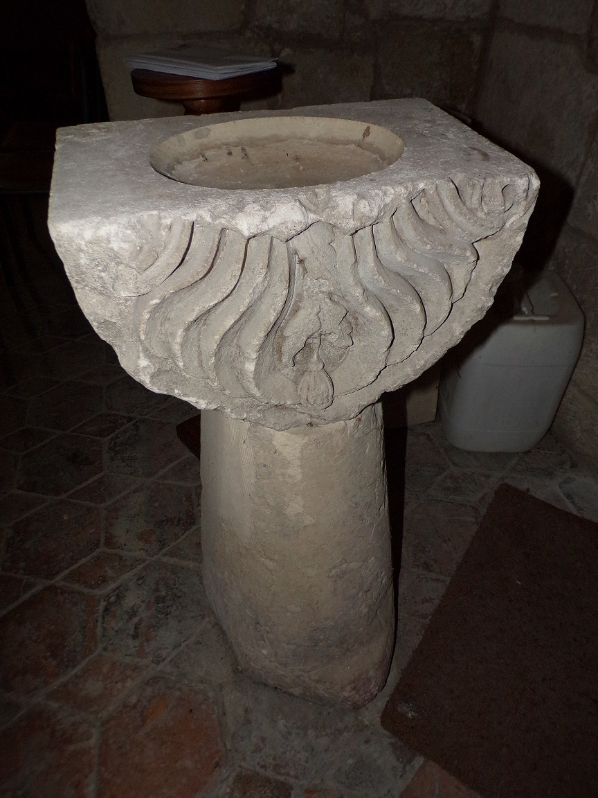 Saint-Martial sur le Né - L'église Saint-Martial - Le bénitier (17 juillet 2018)