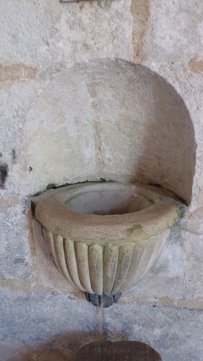 Saint-Simon - L'église Saint-Simon - Le bénitier (5 mai 2018)