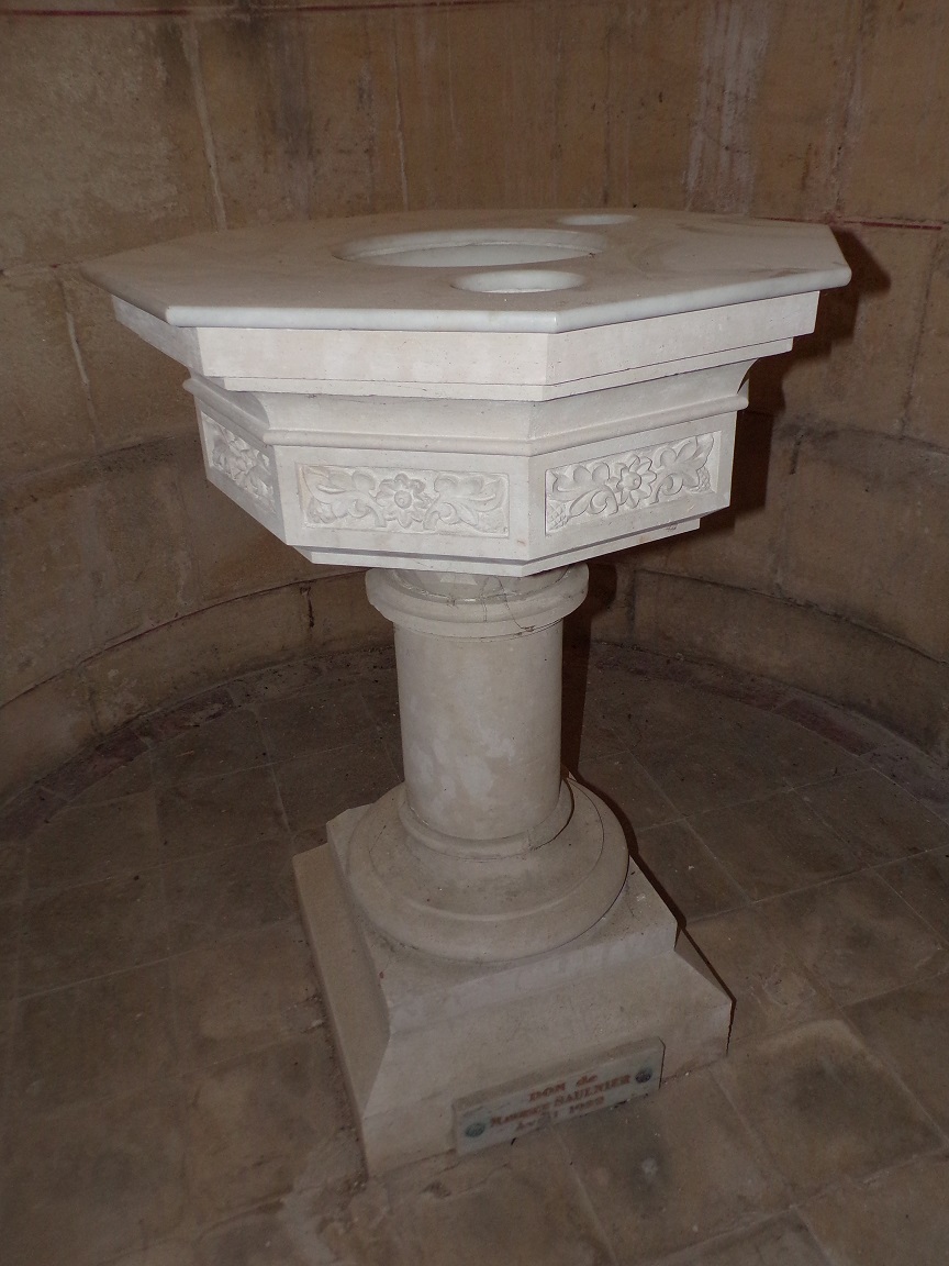 Sainte-Sévère - L'église Sainte Sévère - Un bénitier ou fonts baptismaux (23 juillet 2018)