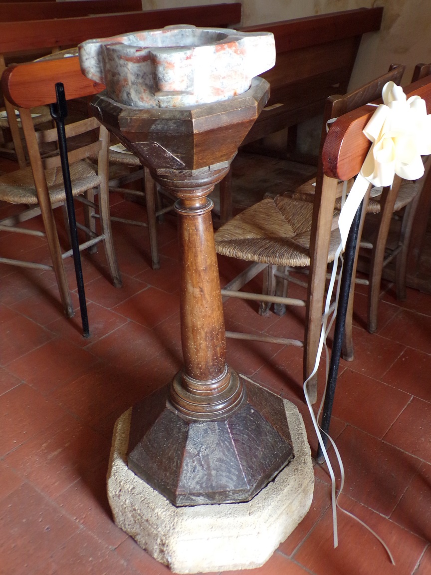 Salignac-sur-Charente - L'église Saint-Louis - Le bénitier (27 juin 2018)