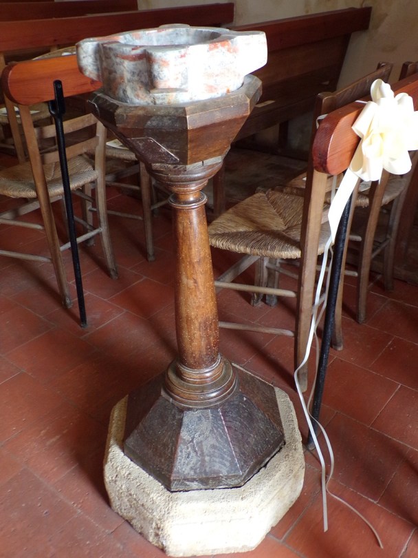 Salignac-sur-Charente - L'église Saint-Louis - Le bénitier (27 juin 2018)