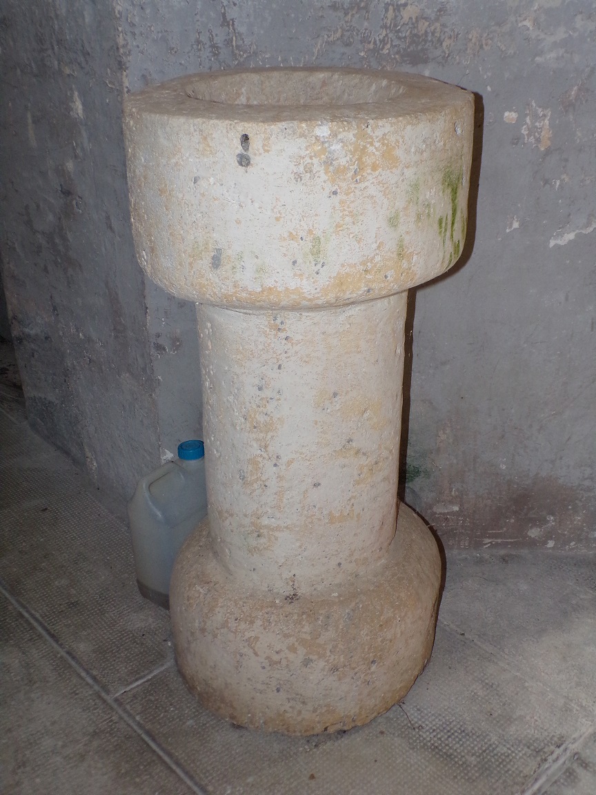 Salles d'Angles - La Chapelle des Templiers - Le bénitier (30 juin 2020)