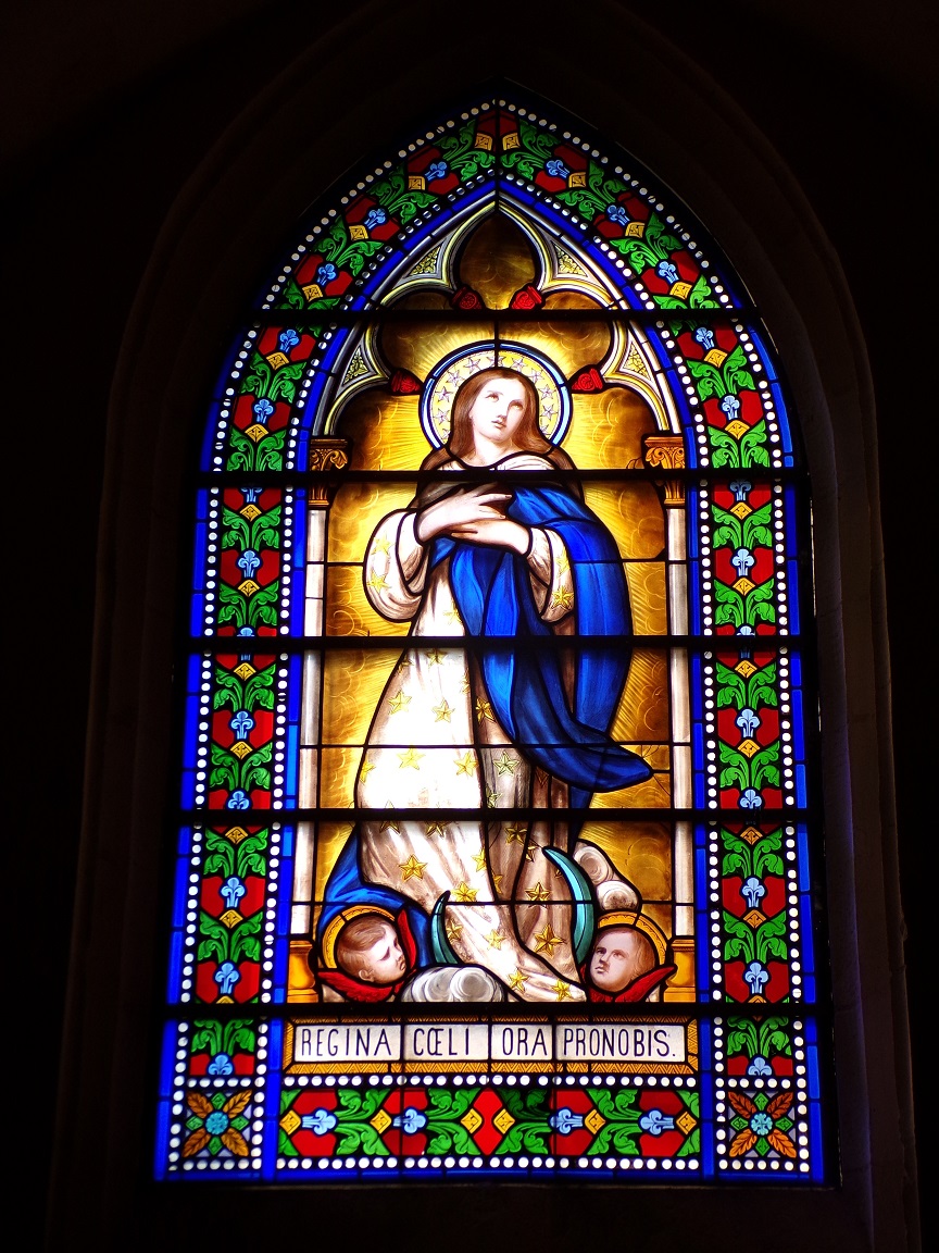 Segonzac - L'église Saint-Pierre - Le vitrail 'Regina coeli ora pronobis' (11 juillet 2018)