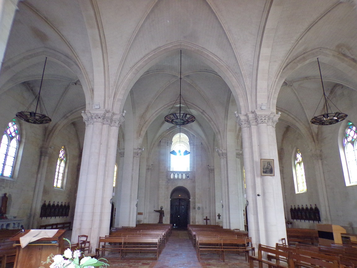 Segonzac - L'église Saint-Pierre - Vue de l'autel (11 juillet 2018)