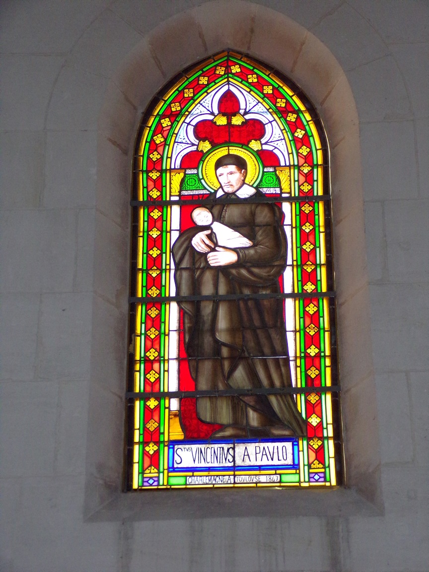 Segonzac - L'église Saint-Pierre - Le vitrail 'Saint Vincent de Paul' (11 juillet 2018)
