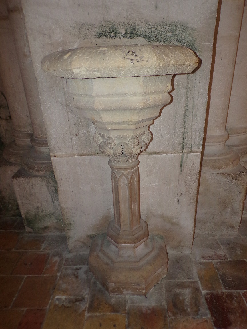 Segonzac - L'église Saint-Pierre - Le bénitier (11 juillet 2018)