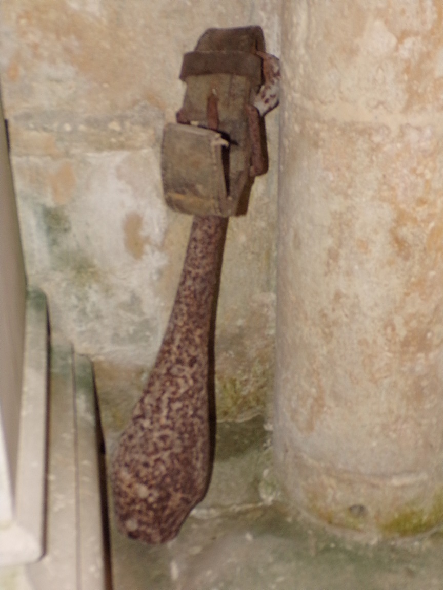 Verrières - L'église Saint-Palais - Le battant d'une cloche (7 mai 2018)