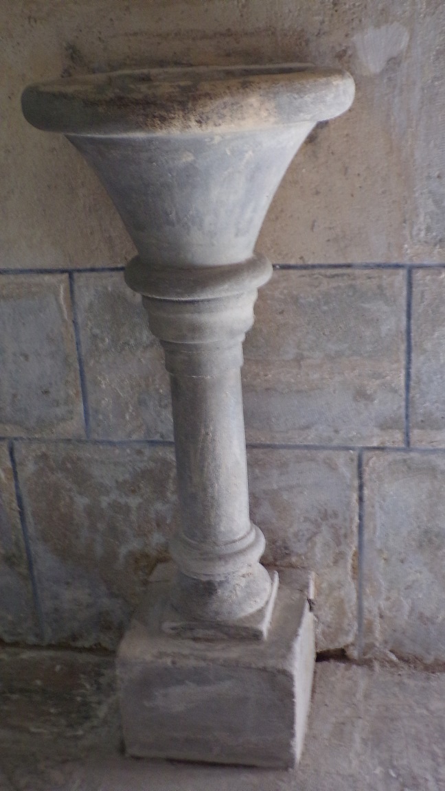 Angeac-Charente - L'église Saint-Pierre - Le bénitier (5 mai 2018)