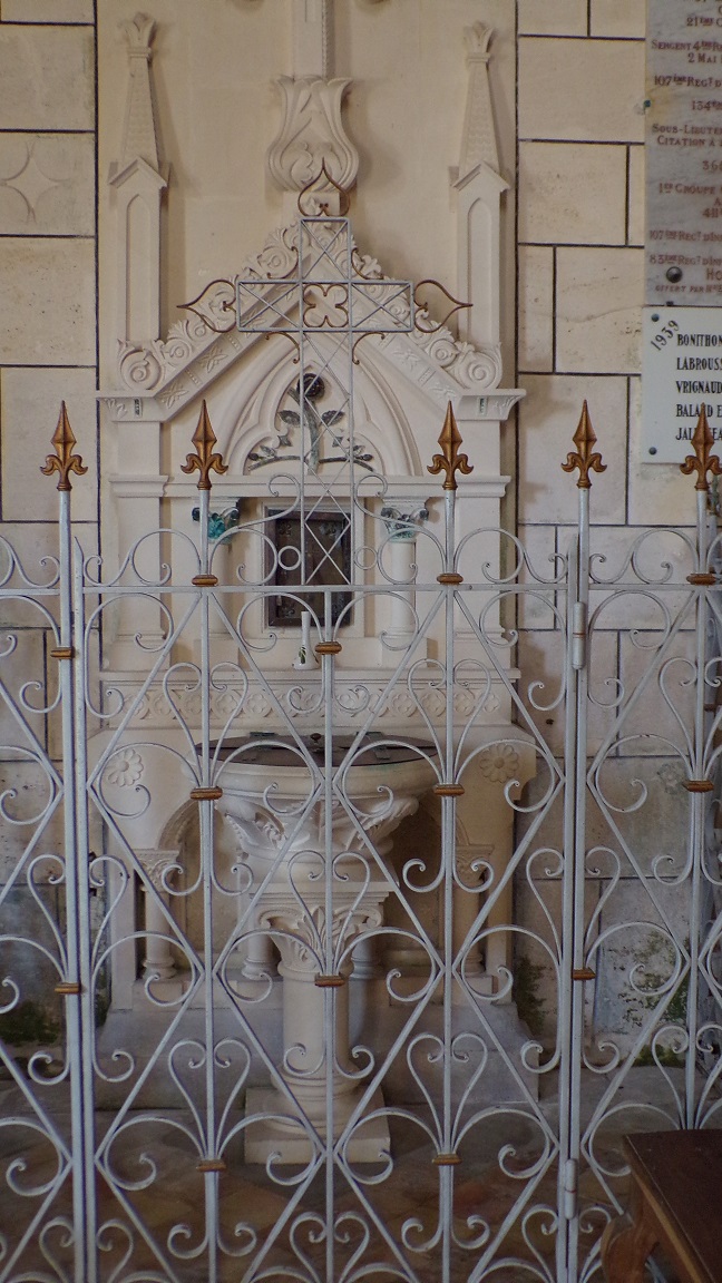 Angeac-Charente - L'église Saint-Pierre - Fonts baptismaux (5 mai 2018)