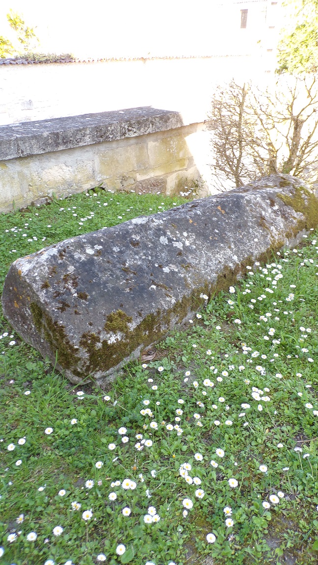 Brives sur Charente - L'église Saint-Etienne - Une tombe (19 avril 2018)