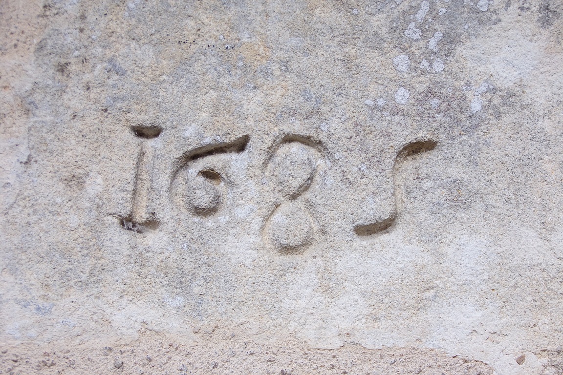 Louzac-Saint-André -L'église Saint-André - Inscription '1685' (21 novembre 2017)