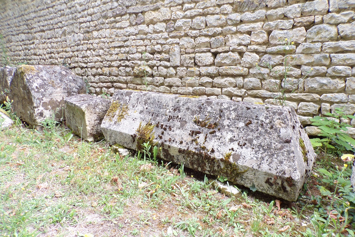 Matha - L'église Saint-Pierre de Marestay - Pierre tombale (21 juillet 2017)
