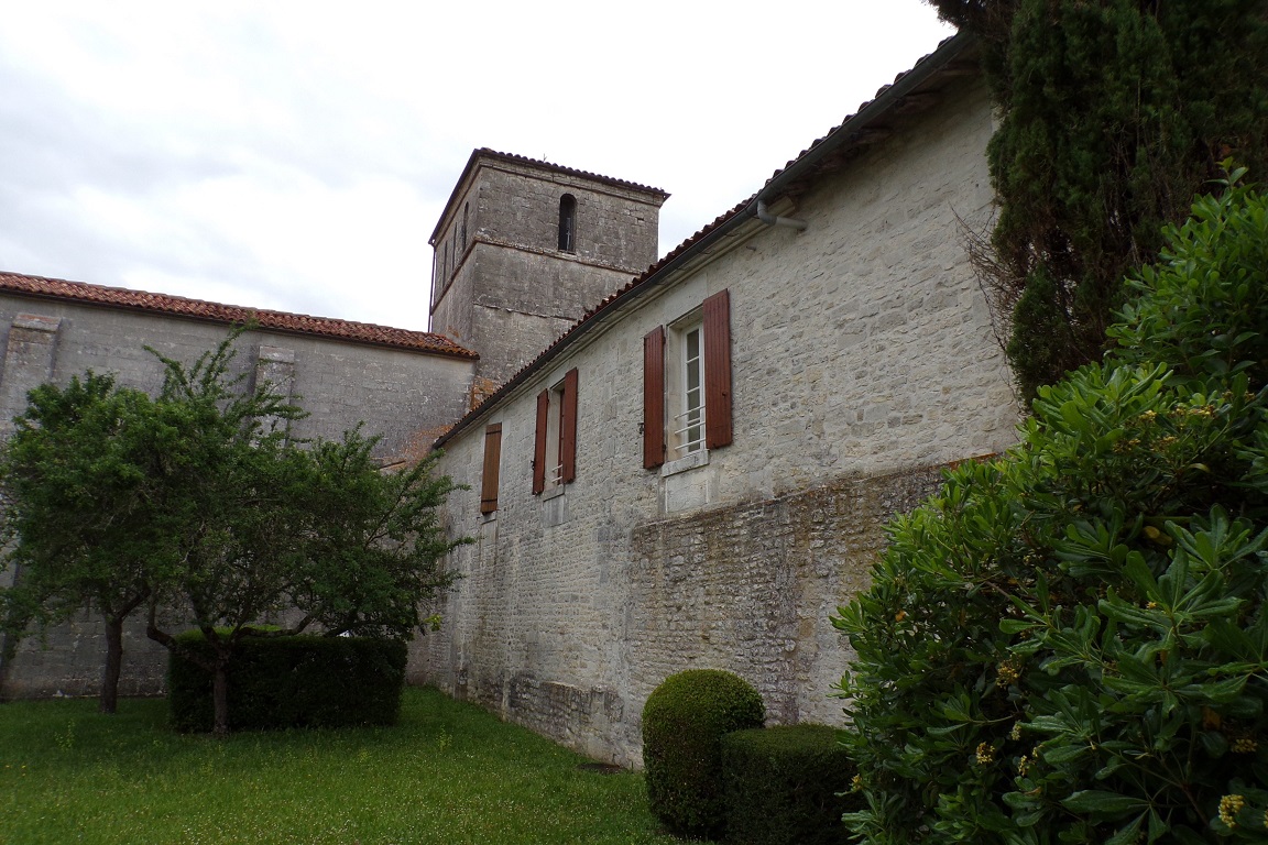 Nercillac - La cour du presbytère (29 mai 2017)