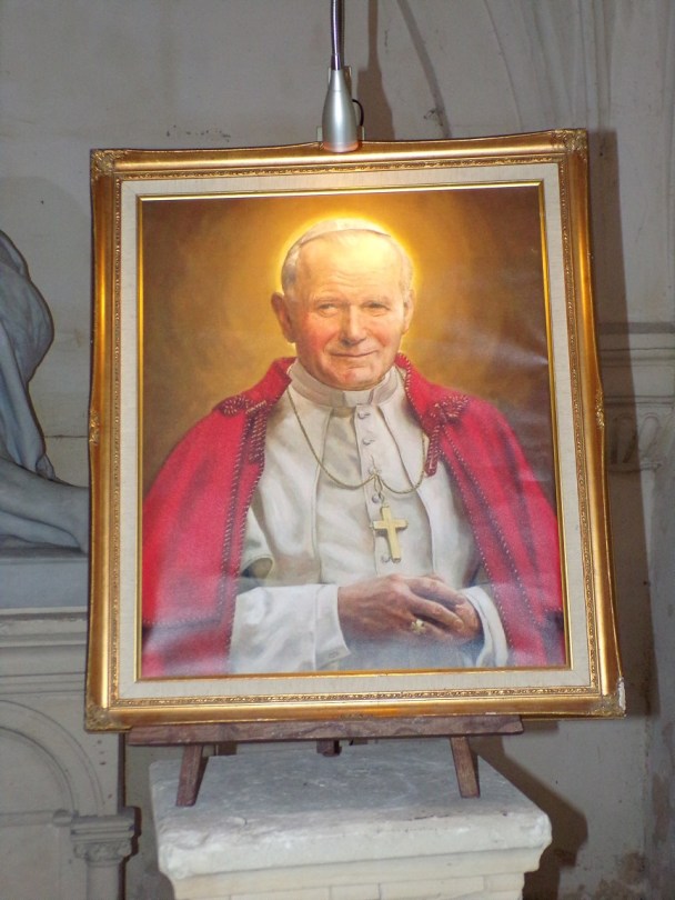 rue Aristide Briand - L'église Saint-Léger - La photo de Jean-Paul II (25 février 2019)