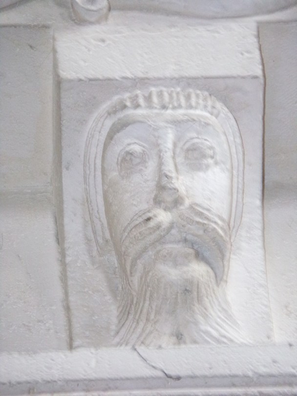 rue Aristide Briand - L'église Saint-Léger - Un modillon (19 avril 2021)