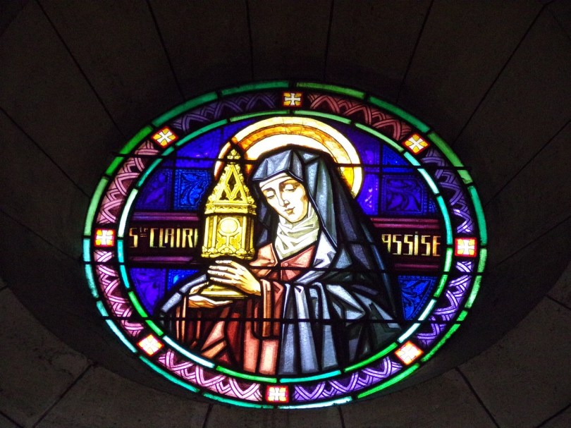 Eglise Saint Antoine – Le vitrail 'Ste Claire Assise' (19 mars 2021)