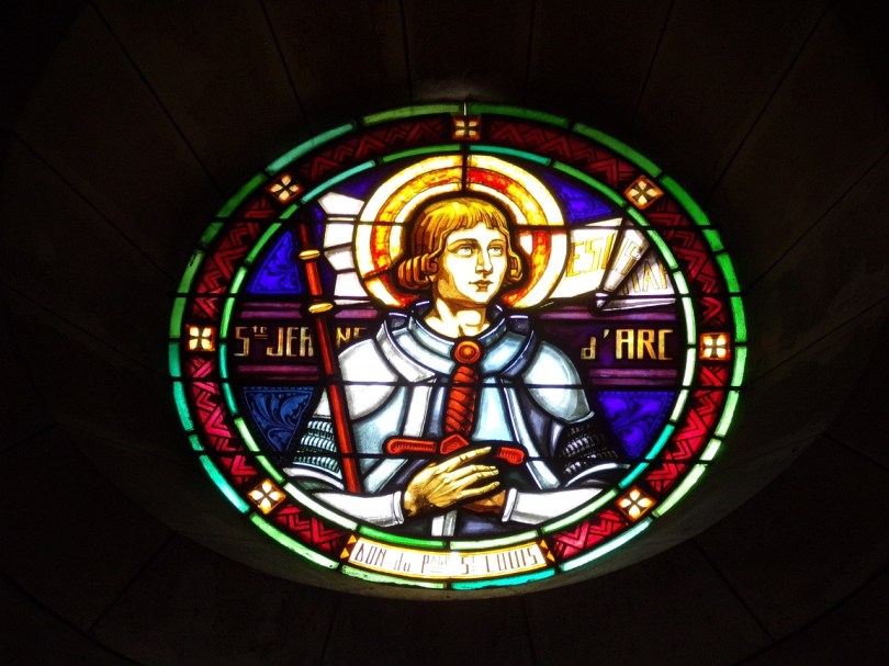 Eglise Saint Antoine – Le vitrail 'Ste Jeanne d'Arc' (19 mars 2021)