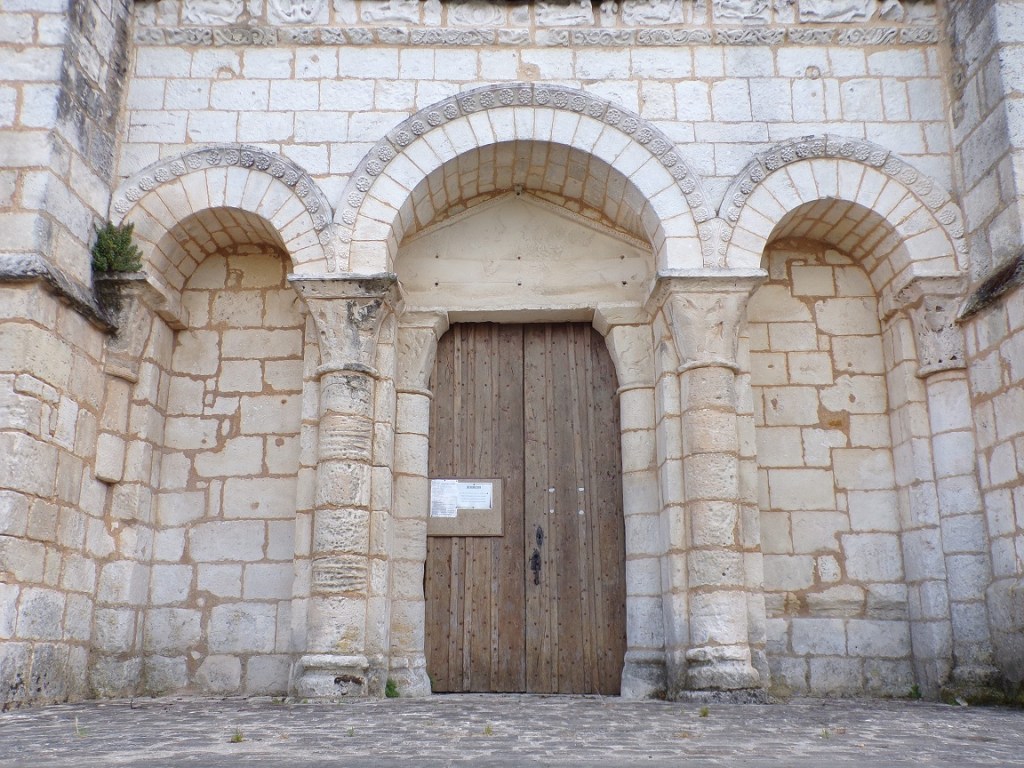 Genté – L’église Saint-Médard - Le portail flanqué de deux arcades aveugles (1 juillet 2021)