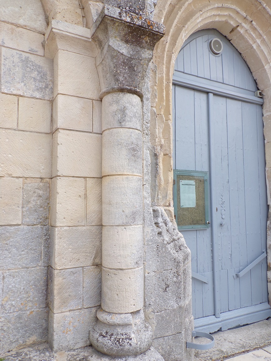 La colonnette à gauche de la porte d'entrée (30 août 2021)