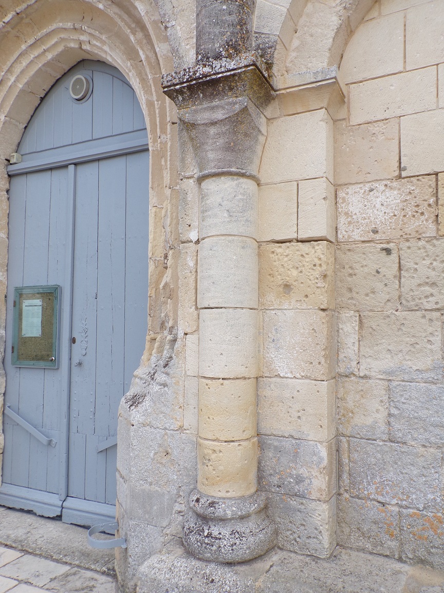 La colonnette à droite de la porte d'entrée (30 août 2021)