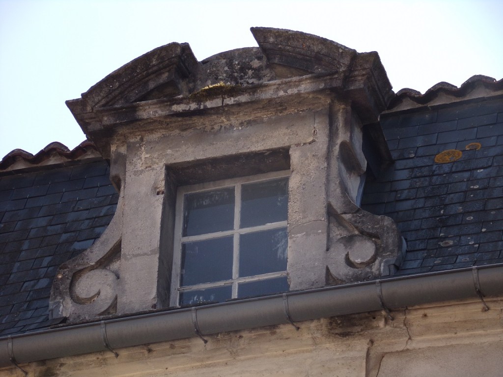 Lucarnes surmontées de frontons segmentaires et triangulaires (21 juillet 2021)