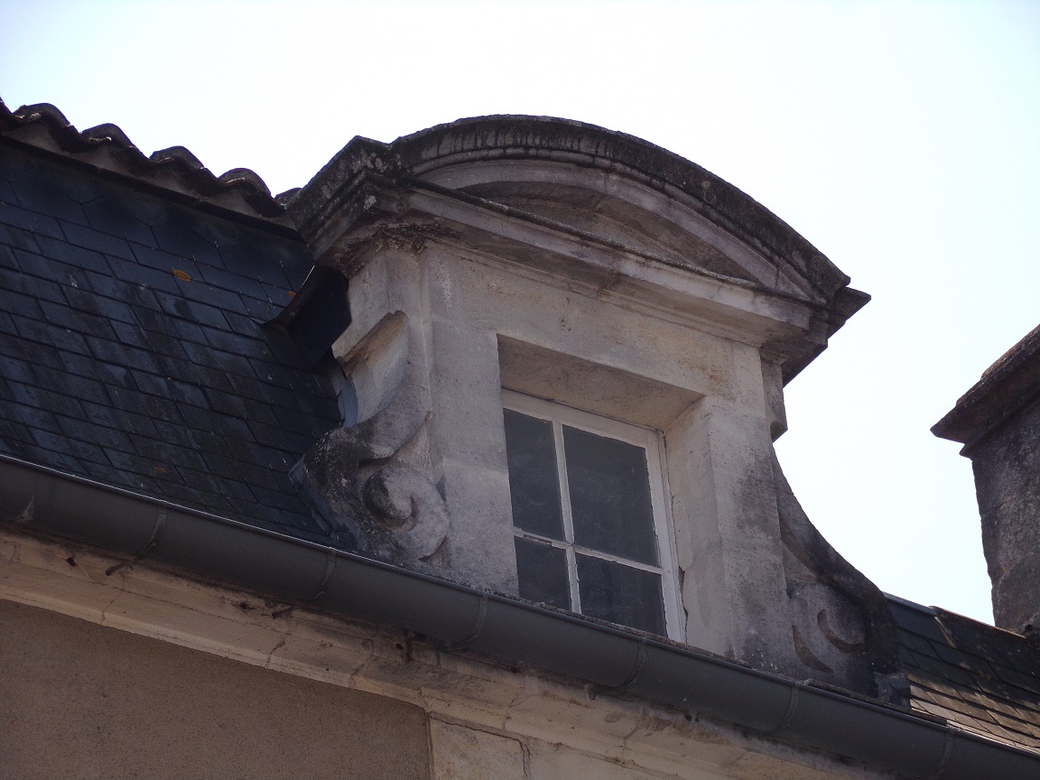 Lucarnes surmontées de frontons segmentaires et triangulaires (21 juillet 2021)