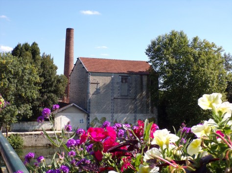 Centrale thermique, puis compagnie du gaz, puis magasin de commerce Leclerc, actuellement usine de peinture Martin D. S.A. (5 septembre 2021)