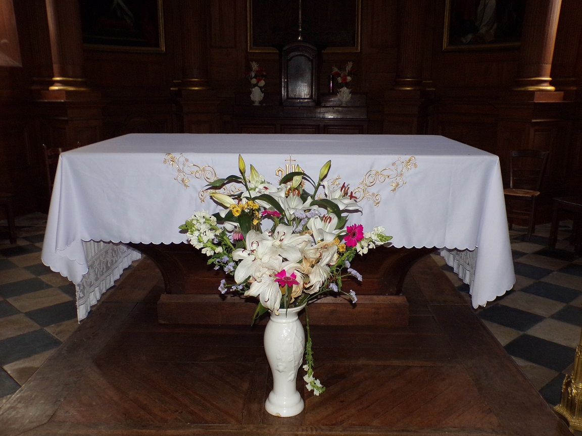 L’église Saint-Vivien – L’autel (5 juin 2022)