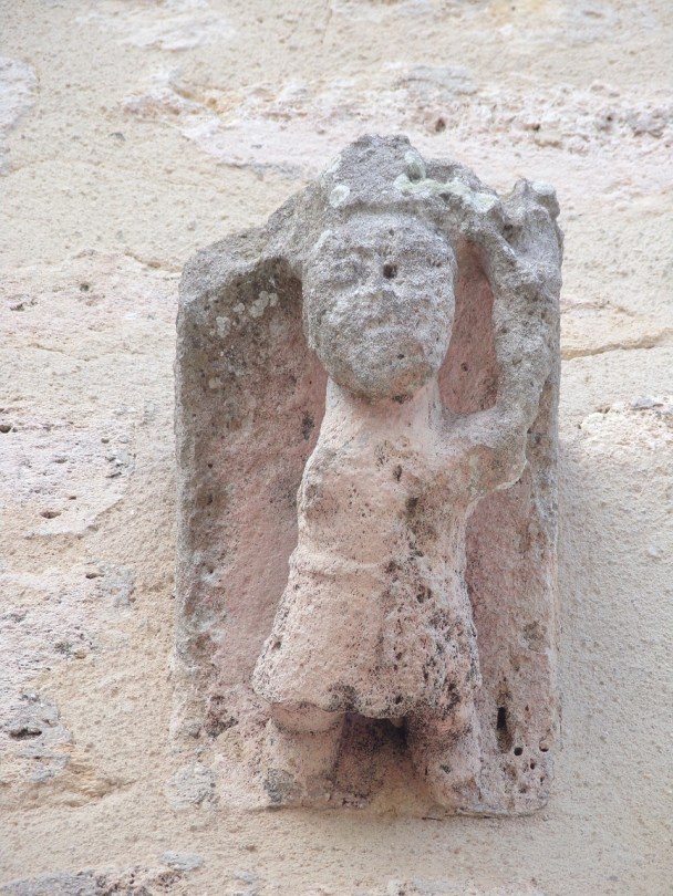L'église Saint-Pierre - Un modillon (9 juin 2022)