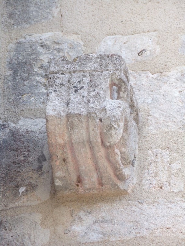 L'église Saint-Pierre - Un modillon (9 juin 2022)