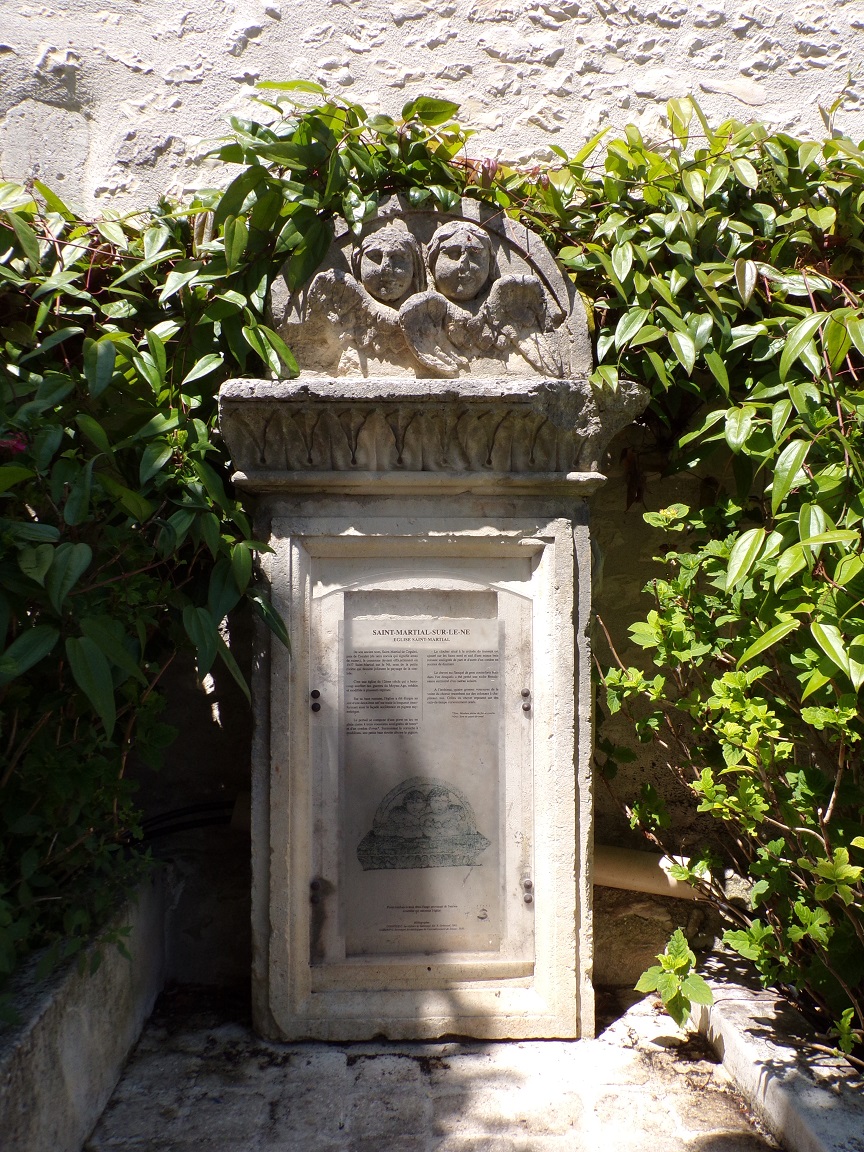 L'Eglise Saint-Martial - Pierre tombale de l'ancien cimetière (1 juin 2022)