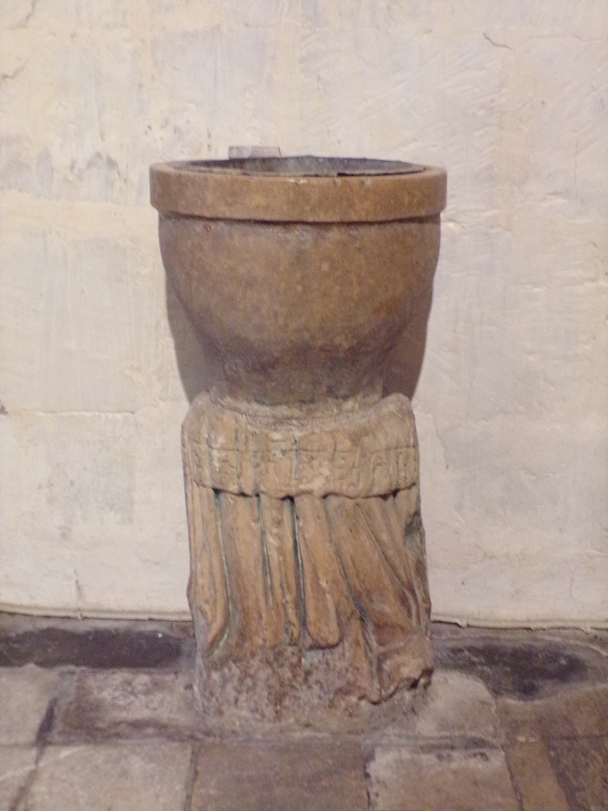 Eglise Saint-Léger - Un bénitier (17 septembre 2022)