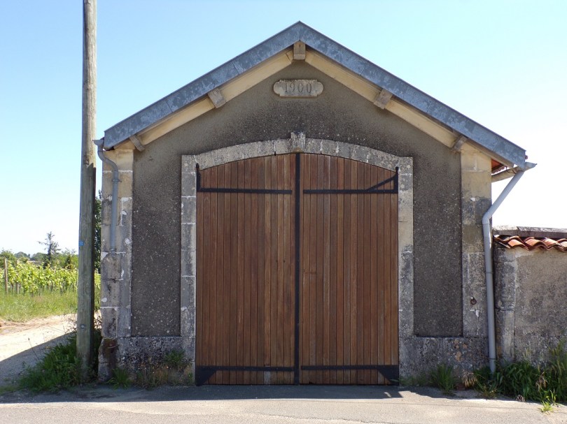 Burie - Maisonnette du cimetière - Inscription '1900' (16 mai 2020)